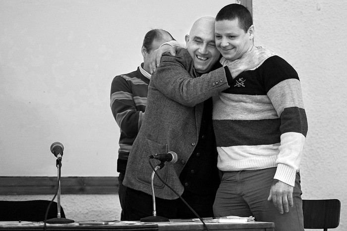 Roberto Markarian, rector de la Universidad de la República (Udelar), y Roy Vitalis, interno de la cárcel de Punta de Rieles, luego de la firma de un convenio entre la Udelar y el Instituto Nacional de Rehabilitación, ayer, en Punta de Rieles. Foto: Pablo Vignali