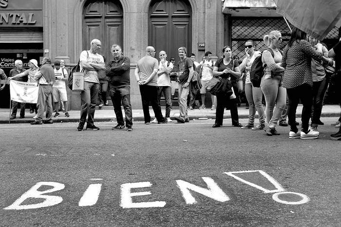 Concentración del Sindicato de la Industria del Medicamento y Afines, ayer, frente a la Dirección Nacional del Trabajo. Foto: Pablo Vignali