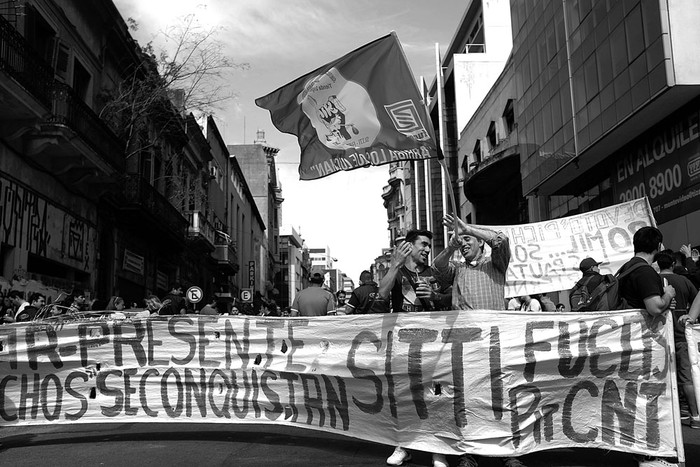 Concentración de los trabajadores de supermercados, ayer, frente a la Dinatra. Foto: Pablo Vignali