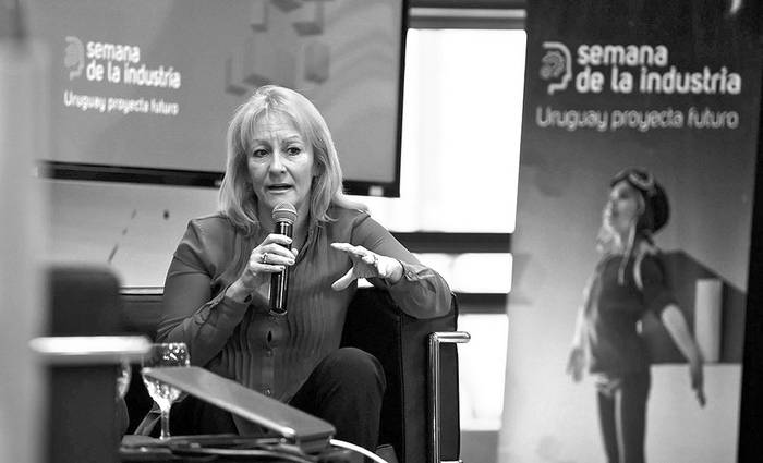 Carolina Cosse, el viernes, en la sala Idea Vilariño de la Torre de las Telecomunicaciones. Foto: Ministerio de Industria, Energía y Minería, s/d de autor