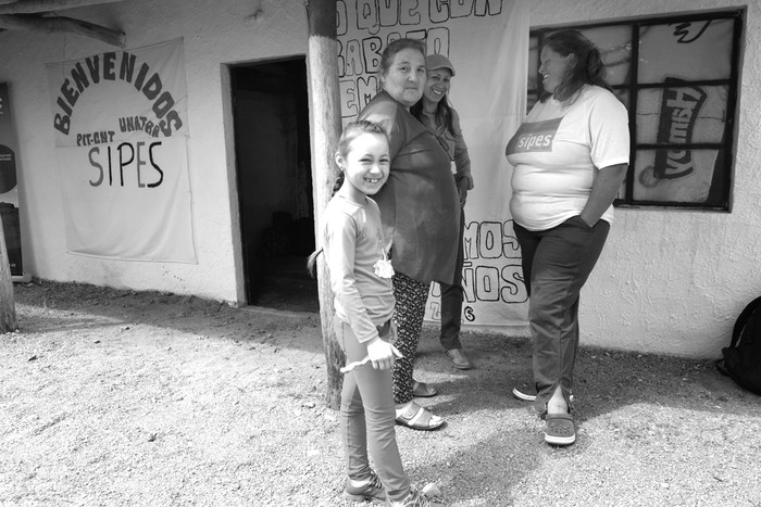 Familiares de trabajadores rurales en la colonia Emiliano Zapata, en el paraje Picada de Coelho, Yaguarí,
departamento de Tacuarembó. Foto: Sandro Pereyra (archivo, diciembre de 2016)