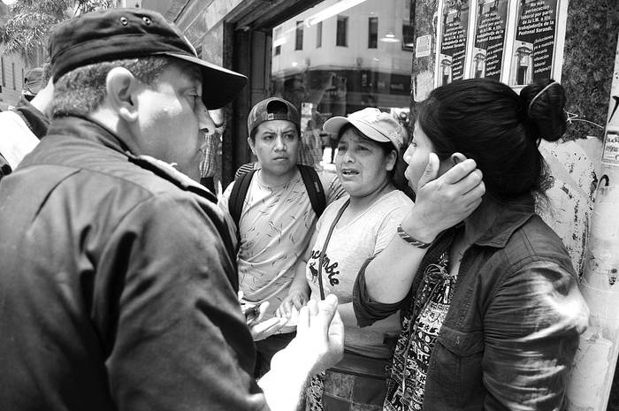 Policías y vendedores de la peatonal Sarandí, ayer, en la Ciudad Vieja. Foto: Juan Manuel Ramos