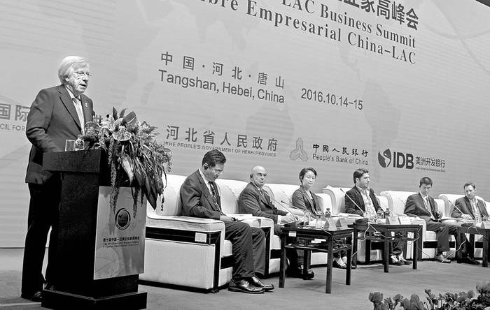 Danilo Astori durante una disertación en China. Foto: Walter Paciello, Presidencia (archivo, octubre de 2016)