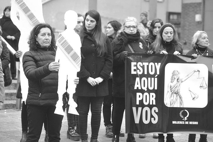 Concentracion de Mujeres de Negro, en la explanada de la Intendencia de Montevideo. Foto: Federico Gutiérrez (archivo, agosto de 2016)