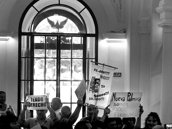 Manifestantes en el hall de la Intendencia de Colonia, el viernes, durante la entrega de firmas. Foto: Santiago González