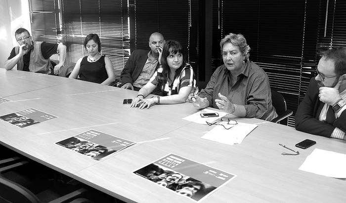 Roger Rodríguez, Graciela Dede, Daniel Lema, Victoria Alfaro, Lucy Garrido y Guilherme Canela, ayer, durante la entrega de premio al periodismo Nacional, Marcelo Jelen, en la Asociación de la Prensa Uruguaya. Foto: Pablo Vignali 
