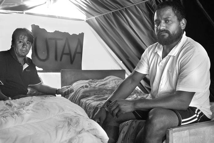 Raúl Cardozo y Jesús Gérez, trabajadores de la Colonia Eduardo Acevedo, del departamento de Artigas, durante la huelga de hambre, ayer, frente al Palacio Legislativo. Foto: Pablo Vignali 