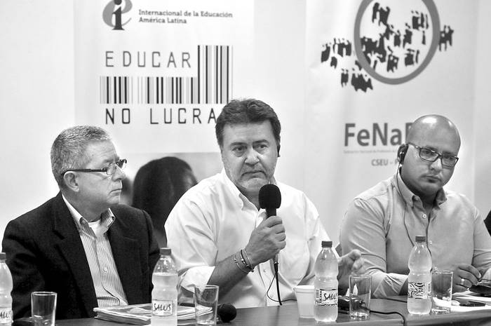 Combertty Rodríguez, Angelo Gavrielatos y José Olivera, ayer, en la Asociación de la Prensa Uruguaya. Foto: Federico Gutiérrez
