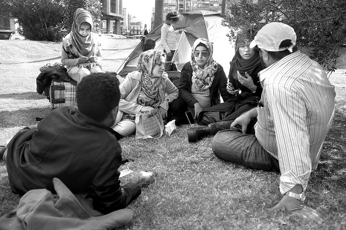 La familia Alshebli, de inmigrantes sirios, acampa en la plaza Independencia. Foto: Pablo Vignali