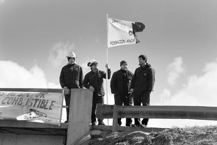 Trabajadores de ANCAP, en la refinería de La Teja. Foto: Iván Franco (archivo, agosto de 2013)
