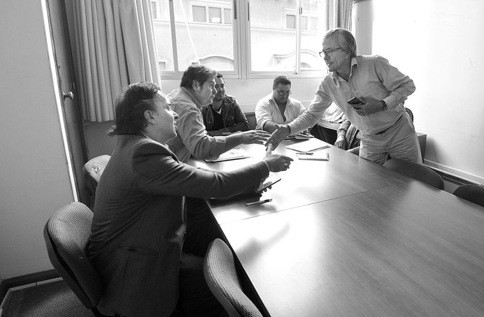 Juan Castillo recibe a trabajadores de Arrozal 33, el miércoles, en la Dirección Nacional de Trabajo. Foto: Federico Gutiérrez