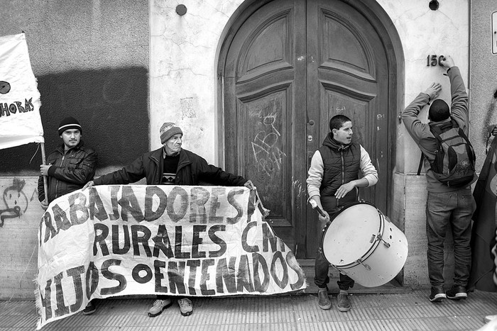 Trabajadores de Arrozal 33 se manifiestan, ayer, frente al Ministerio de Trabajo y Seguridad Social. Foto: Andrés Cuenca