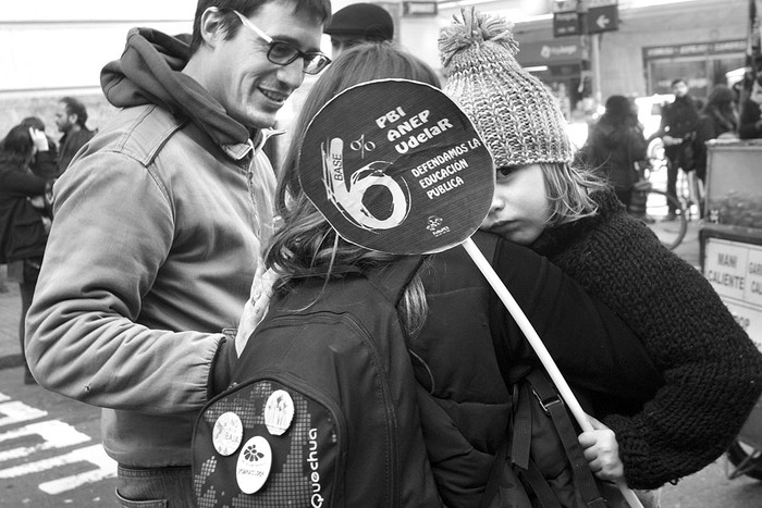 Concentración de los gremios de la educación, ayer, en frente al Ministerio de Economía y Finanzas. Foto: Federico Gutiérrez