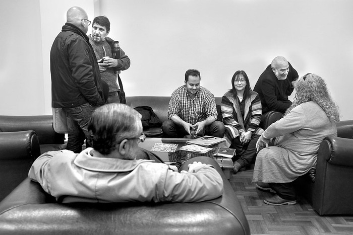 Representantes de los gremios de la educación y del gobierno, ayer, antes de ingresar a la reunión del Consejo de Salarios de la rama de la educación pública. Foto: Pablo Vignali