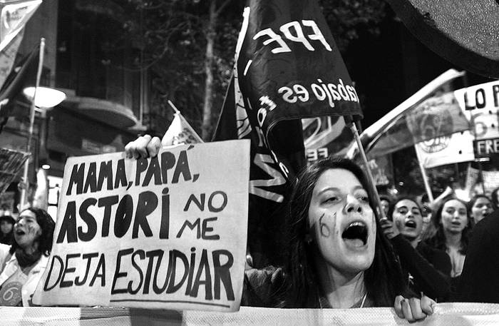 Marcha estudiantil, anoche, en 18 de Julio. Foto: Federico Gutiérrez