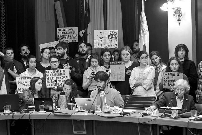 Manifestantes contra la PPP en el Hospital de Clínicas, ayer, en el Consejo Directivo Central de la Universidad de la República. Foto: Pablo Vignali