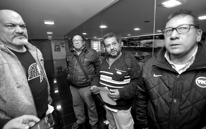 Arturo Baquero, Ismael Sequeira, José Gutiérrez y Carlos Vega, directivos del Sindicato Único de Trabajadores del Mar y Afines, antes de ingresar a la Comisión de Legislación del Trabajo, ayer, en el edificio anexo del Palacio Legislativo. Foto: Federico Gutiérrez