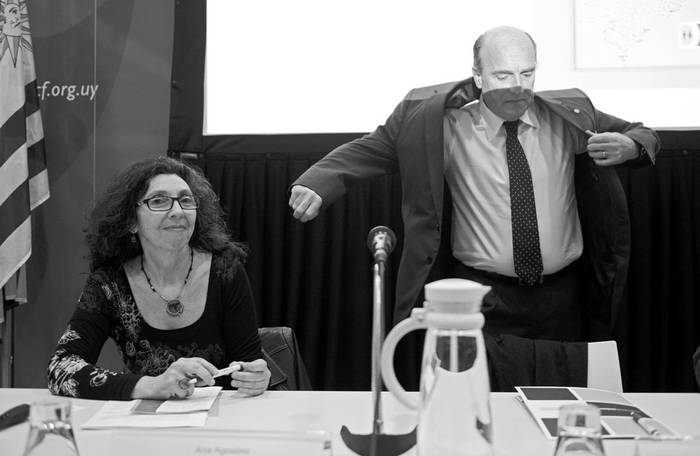 Ana Agostino y Daniel Martínez durante la presentación del informe 2015 de la Defensoría del Vecino de Montevideo. Foto: Santiago Mazzarovich (Archivo, junio de 2016)