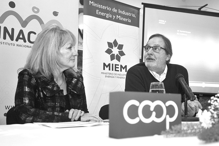 Carolina Cosse, ministra de Industria, Energía y Minería, y Gustavo Bernini, presidente de Inacoop, ayer, durante la  presentación los grupos seleccionados para la incubadora de emprendimientos cooperativos. Foto: Federico Gutiérrez