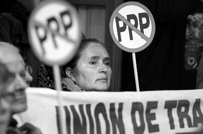 Concentración contra la participación público-privada en el Hospital de Clínicas, en la explanada de la Universidad de la República. Foto: Pablo Vignali (archivo, junio de 2017)