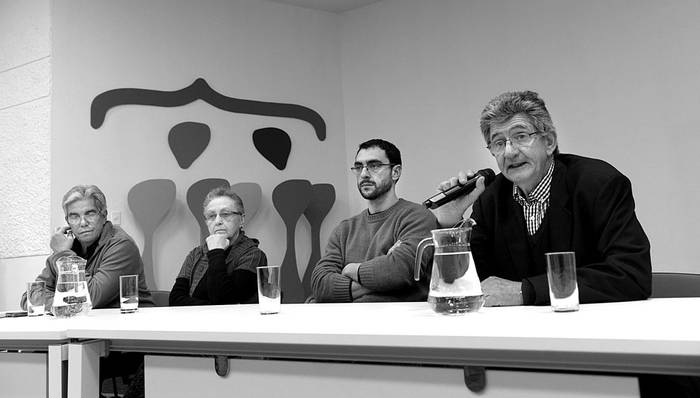 Luis Puig, Chela Fontora, Gerardo Núñez y Gastón Grisoni, ayer, en la Institución Nacional de Derechos Humanos. Foto: Andrés Cuenca