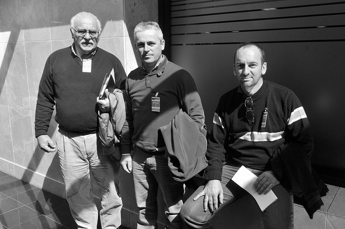 Juan José Mancuello, Daniel Oborsky y Javier Pranido, representantes de la Mesa Apícola de Salto, el martes, antes de ingresar a la Comisión de Ganadería, Agricultura y Pesca de Diputados. Foto: Federico Gutiérrez.