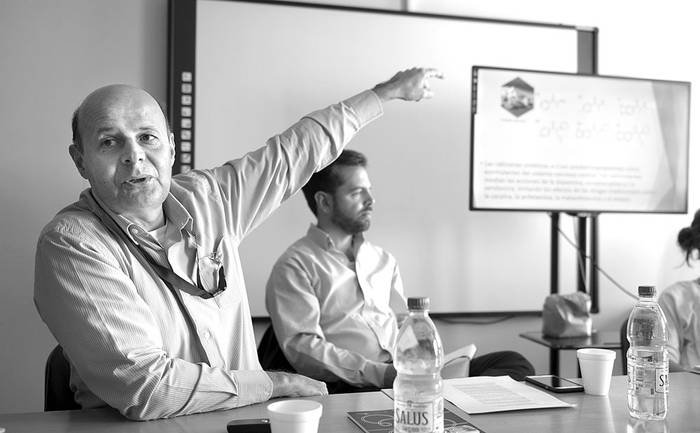 Eleuterio Umpiérrez, durante la mesa redonda Usos de drogas de síntesis en distintos escenarios, ayer, en la Facultad de Ciencias Sociales. Foto: Andrés Cuenca