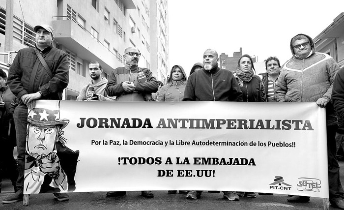 Concentración frente a la embajada de Estados Unidos, organizada por el PIT-CNT. Foto: Pablo Vignali