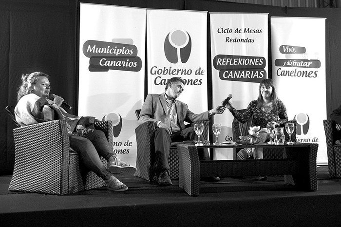 María Flores, delegada de la Unión Nacional de Asalariados, Trabajadores Rurales y Afines; Yamandú Orsi, intendente de Canelones; y Yanina Curbelo, presidenta de la SFR Los Arenales, durante el ciclo de mesas redondas Reflexiones Canarias, el martes, en La Cruz de los Caminos, Canelones. Foto: Andres Cuenca