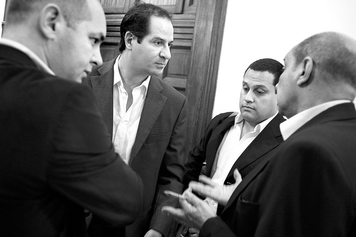 Rodrigo Barcelona, Federico Eguren y Marcos García, de la empresa de ambulancias SIEMM, y el diputado Daniel Radío, antes de ingresar a la comisión investigadora de la Administración de los Servicios de Salud del Estado, ayer, en el Palacio Legislativo. Foto: Ricardo Antúnez