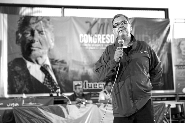 Milton Castellanos, ayer, en el XVII Congreso de la Federación Uruguaya de Empleados de Comercio y Servicios. Foto: Andrés Cuenca