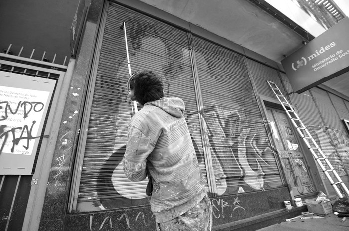 Pintada de cortinas, el sábado, en 18 de Julio y Javier Barrios Amorín. Foto: Federico Gutiérrez