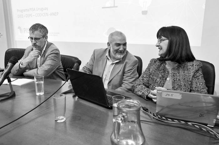 Andrés Peri, Wilson Netto y María Sánchez, ayer, en la presentación de los nuevos datos de las pruebas PISA. Foto: Federico Gutiérrez
