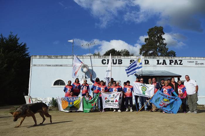 Cooperativistas de FUCVAM en el club La Paz, en el kilómetro 82 de la ruta 3. · Foto: Pablo Vignali
