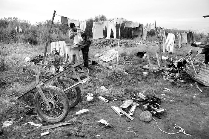Asentamiento en el barrio Maroñas. Foto: Javier Calvelo (archivo, mayo de 2016)