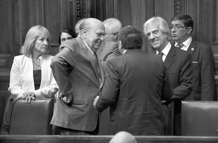 Carolina Cosse, Julio María Sanguinetti, Jorge Chediak y Tabaré Vázquez, ayer, en el homenaje a Wilson Ferreira Aldunate, ayer, en la Asamblea General. Foto: Andrés Cuenca