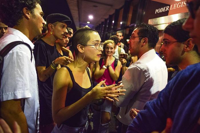 Partidarios de El libro negro de la nueva izquierda, y opositores, discuten, ayer, fuera del edificio Anexo, durante la presentación de la obra. · Foto: Ricardo Antúnez