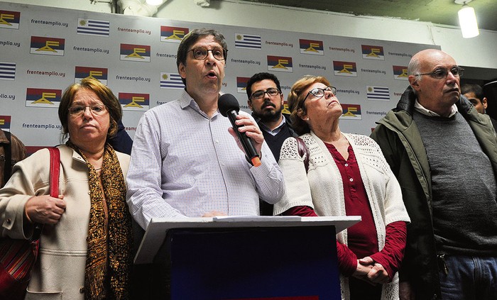 Javier Miranda en conferencia de prensa, luego de un Plenario del Frente Amplio. · Foto: Federico Gutiérrez