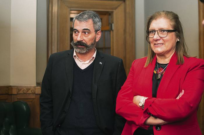 Aníbal Gloodtdofsky y Consuelo Pérez, ayer, en el Parlamento. · Foto: Juan Manuel Ramos