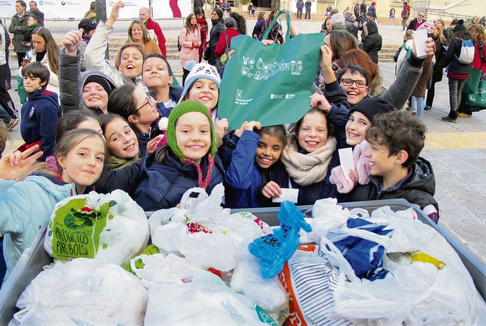 Escolares intercambian bolsas de plástico por bolsas reutilizables durante una campaña por el Día Mundial del Medio Ambiente en 2018.  · Foto: Miguel Rojo