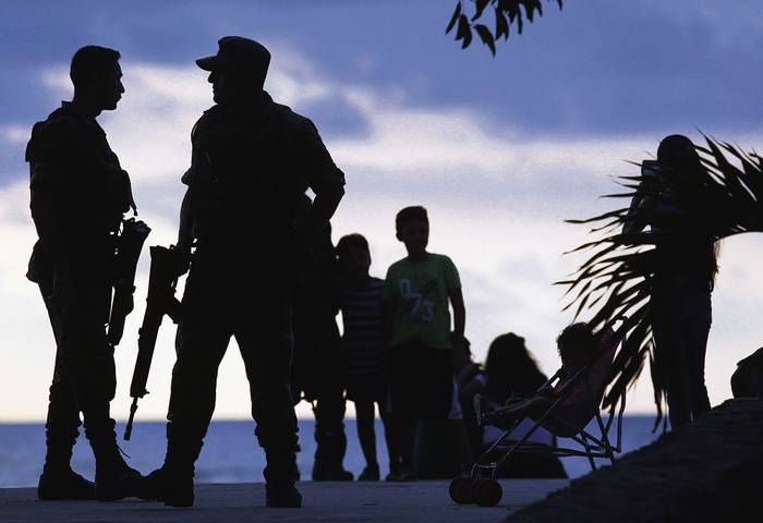 Soldados mexicanos patrullan el muelle de Puerto Vallarta, en el estado de Jalisco.
 · Foto: Ulises Ruiz