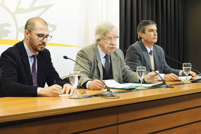 Juan Andrés Roballo, Danilo Astori, y  Álvaro García, en conferencia de prensa, ayer, luego del Consejo de Ministros.
 · Foto: Susana Troude Lescout, Presidencia   