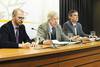 Juan Andrés Roballo, Danilo Astori, y Álvaro García, en conferencia de prensa, ayer, luego del Consejo de Ministros.
Juan Andrés Roballo, Danilo Astori, y Álvaro García, en conferencia de prensa, ayer, luego del Consejo de Ministros.