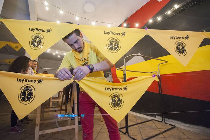 Confección de pañuelos por la Ley Trans. · Foto: Federico Gutiérrez