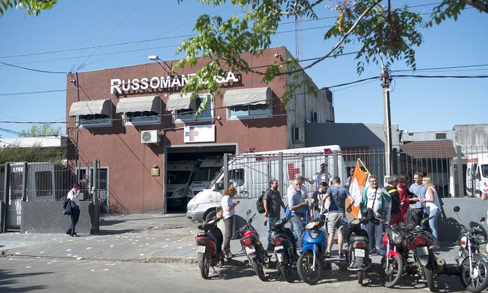 Trabajadores movilizados, ayer, en la puerta de Russomando.  · Foto: Pablo Vignali