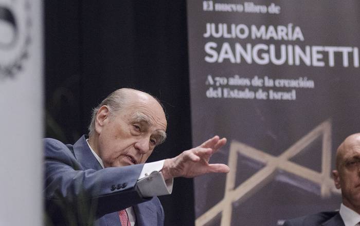Julio María Sanguinetti, ayer, en la presentación de su libro. · Foto: Alessandro Maradei