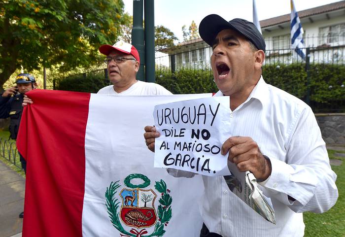 Peruanos se manifiestan fuera de la residencia del embajador de Uruguay en Perú.
 · Foto: Cris Bouroncle