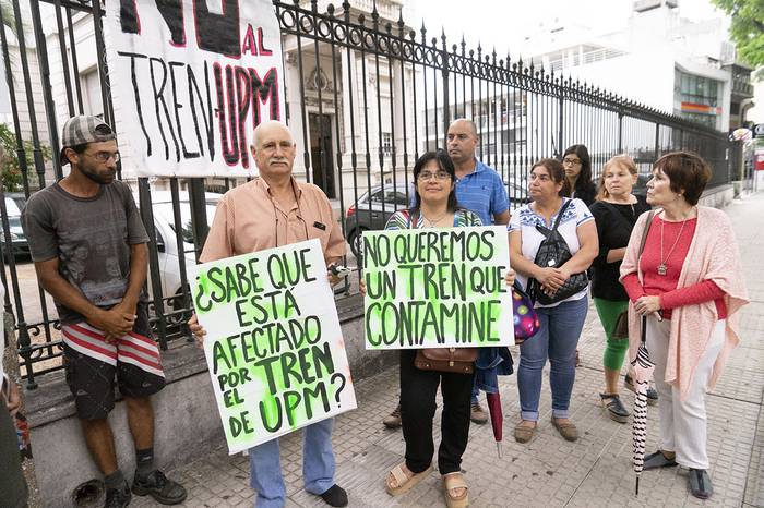 Manifestantes contrarios al ferrocarril de UPM, ayer, en la Institución Nacional de Derechos Humanos y Defensoría del Pueblo. · Foto: Mariana Greif