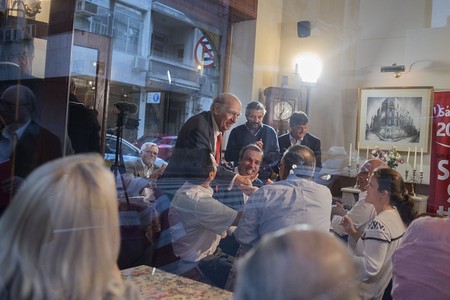 Julio María Sanguinetti (c), ayer, en un bar de la Ciudad Vieja. · Foto: Ricardo Antúnez Julio María Sanguinetti (c), ayer, en un bar de la Ciudad Vieja. · Foto: Ricardo Antúnez