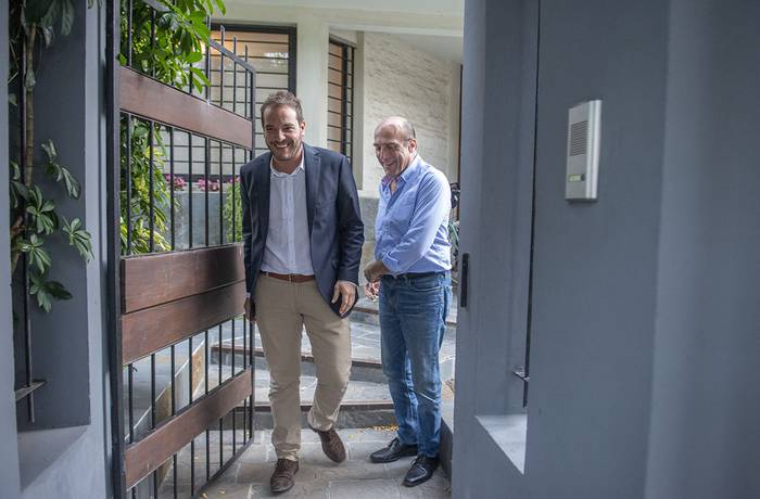 Christian Di Candia y Daniel Martínez, ayer, en la casa del intendente.  · Foto: Santiago Mazzarovich